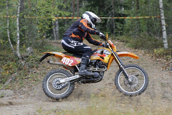 Kari Tiainen oli innoissaan päästessään myös vanhalle crossiradalle. Edellisen kerran Kari ajoi lukkojen crossiradalle 1985 125cc MM-crossissa. Hyvinkään Scramble 2026 060